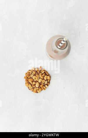Blick von oben auf den traditionellen portugiesischen Penusskeks, bekannt als Bolachas de Amendoim, mit einer Flasche Milch Stockfoto