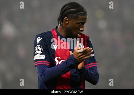 Samuel Iling-Junior von Bologna FC klatscht während des Champions-League-Fußballspiels zwischen Bologna FC und AS Monaco FC im Renato Dall’Ara Stadion in Bologna (Italien) am 5. November 2024. Stockfoto