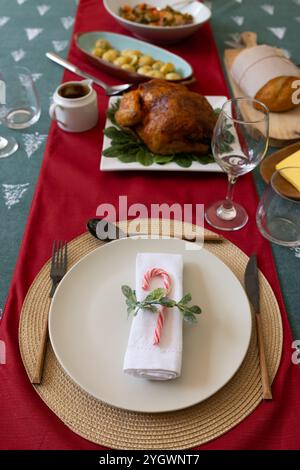 Festlicher Weihnachtstisch mit gebratenem Huhn und Zuckerrohr, zu Hause Stockfoto