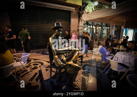 Historisches Café A Brasileira und Fernando Pessoa in Chiado bei Nacht - Lissabon, Portugal Stockfoto