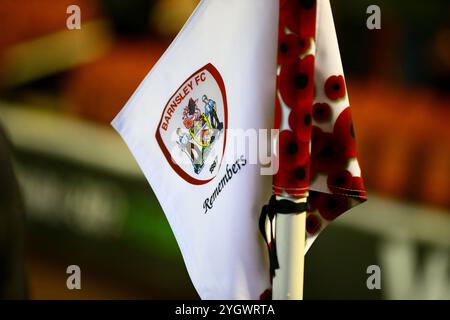 Oakwell Stadium, Barnsley, England - 8. November 2024 Eckflagge mit Gedenken Mohnblumen - während des Spiels Barnsley gegen Rotherham United, Sky Bet League One, 2024/25, Oakwell Stadium, Barnsley, England - 8. November 2024 Credit: Arthur Haigh/WhiteRosePhotos/Alamy Live News Stockfoto