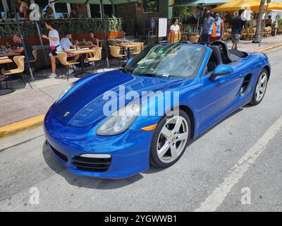 Miami Beach, Florida USA - 8. Juni 2024: 2018 Porsche 718 Boxter blau am miami Beach. Luxusauto Porshche am Ocean Drive Miami Beach. Stockfoto