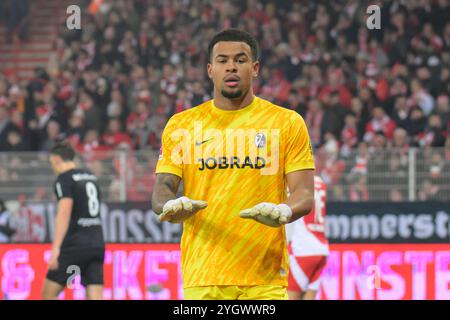 Deutschland, Berlin, 1. FC Union Berlin gegen SC Freiburg, 1. Bundesliga, Fussball, DFB, Spielzeit 2024/2025, Alte Foersterei, . Spieltag, im Bild v.l. : Noah Atubolu SC Freiburg, 01, DFB/DFL-VORSCHRIFTEN VERBIETEN JEDE VERWENDUNG VON FOTOGRAFIEN ALS BILDSEQUENZEN UND/ODER QUASI-VIDEO, 08.11.2024, *** GER, Berlin, 1 FC Union Berlin vs SC Freiburg, 1 Bundesliga, Fußball, DFB, Spielzeit 2024 2025, alte Foersterei, Spieltag, im Bild V l Noah Atubolu SC Freiburg, 01 , DFB DFL-VORSCHRIFTEN VERBIETEN JEDE VERWENDUNG VON FOTOGRAFIEN ALS BILDSEQUENZEN UND/ODER QUASI-VIDEO, 08 11 2024, Copyright: HMBxMedia/UwexKoch Stockfoto