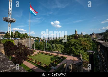 Malerischer Blick auf die Gärten des Place de la Constitution an einem Sommertag - Luxemburg-Stadt Stockfoto