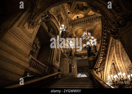 Architektonische Pracht in der Haupttreppe der Oper Garnier in Paris, Frankreich Stockfoto