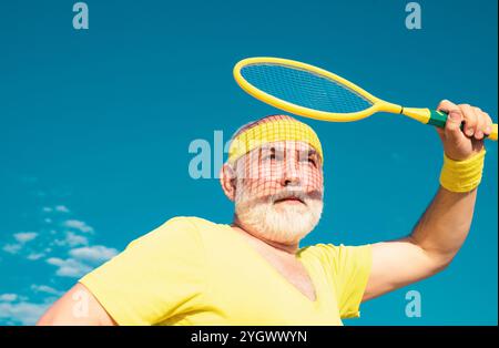 Senior-Tennisspieler. Das Konzept der Freiheitsrente. Der ältere Mann genießt sportlichen Lebensstil. Stockfoto