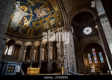 Seitenansicht des kunstvollen Altars der Basilika Sacré-Coeur mit Mosaik Christi - Paris, Frankreich Stockfoto