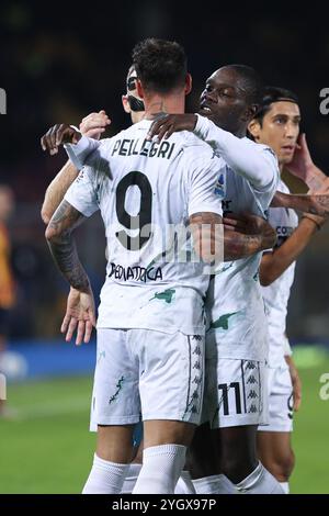 Lecce, Italien. November 2024. Pietro Pellegri vom Empoli FC feiert mit Emmanuel Gyasi vom Empoli FC das Tor von 0-1, das während des Spiels der Serie A zwischen US Lecce und Empoli FC im Stadion Ettore Giardiniero im Via del Mare in Lecce (Italien) am 8. November 2024 erzielt wurde. Quelle: Insidefoto di andrea staccioli/Alamy Live News Stockfoto