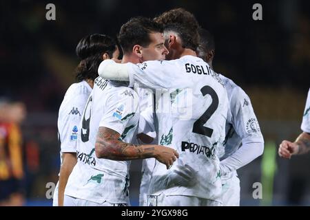 Lecce, Italien. November 2024. Pietro Pellegri vom Empoli FC feiert mit Saba Goglichidze vom Empoli FC das Tor von 0-1, das während des Spiels der Serie A zwischen US Lecce und Empoli FC im Stadion Ettore Giardiniero - Via del Mare in Lecce (Italien) am 8. November 2024 erzielt wurde. Quelle: Insidefoto di andrea staccioli/Alamy Live News Stockfoto