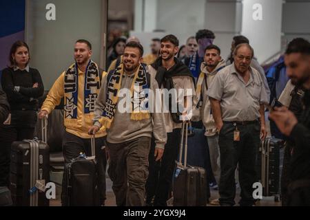 Lod, Israel. November 2024. Maccabi Tel Aviv Fans kommen auf einem Flug von Amsterdam am Flughafen Ben Gurion an. Israelische Fußballfans wurden vor dem Fußballspiel der UEFA Europa League zwischen Ajax Amsterdam und Maccabi Tel Aviv am Donnerstag von pro-palästinensischen Demonstranten angegriffen. Quelle: Ilia Yefimovich/dpa/Alamy Live News Stockfoto