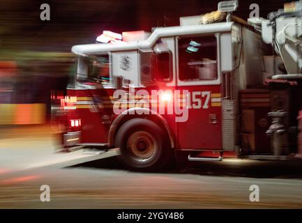 Ein Feuerwehrauto stürmt zum Schauplatz des Waldbrands am 8. November 2024 im Prospect Park, Brooklyn, NY, USA Stockfoto