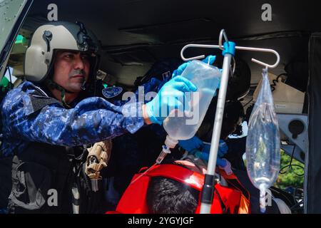 Ilopango, El Salvador. November 2024. Soldaten führen eine MEDEVAC-Simulation durch, während sie trainieren, bevor sie im Rahmen einer multinationalen Sicherheitsmission der Vereinten Nationen in Ilopango nach Haiti einmarschieren. (Foto: Camilo Freedman/SOPA Images/SIPA USA) Credit: SIPA USA/Alamy Live News Stockfoto