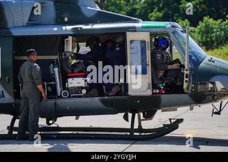 Ilopango, El Salvador. November 2024. Soldaten führen eine MEDEVAC-Simulation durch, während sie trainieren, bevor sie im Rahmen einer multinationalen Sicherheitsmission der Vereinten Nationen in Ilopango nach Haiti einmarschieren. (Foto: Camilo Freedman/SOPA Images/SIPA USA) Credit: SIPA USA/Alamy Live News Stockfoto