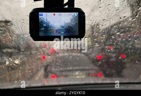 Regentropfen auf der Windschutzscheibe aus dem Auto im Stau Stockfoto