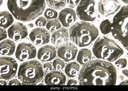 Nahaufnahme eines schaumigen Bubble-Hintergrunds mit Ringlicht-Blitz-Reflexion. Stockfoto