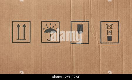 Auf Karton aufgedruckte Symbole, vier Symbole mit wichtigen Anweisungen zur Handhabung für den sicheren Transport und die sichere Aufbewahrung der Verpackung Stockfoto