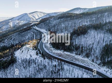 Aus der Vogelperspektive der U.S. 14, die sich am Osthang der Bighorn Mountains in Wyoming, USA, hinaufschlängeln Stockfoto