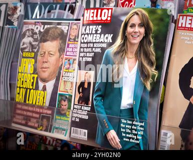 Kate Middleton, Prinzessin von Wales auf dem Cover des Magazins Hello. Präsident John Kennedy JFK auf dem Titelblatt der Zeitung National Enquirer. Probleme im Zeitungskiosk. Stockfoto