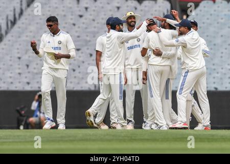 MELBOURNE AUSTRALIEN. November 2024. Das India Team feiert mit dem Bowler Prasidh Krishna nach der Entlassung von Chris Bancroft für eine Ente während des Australia V India 2nd Tests am 9. November 2024 auf dem Melbourne Cricket Ground, Melbourne, Australien. Quelle: Karl Phillipson / Alamy Live News Stockfoto