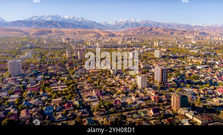 Das Luftpanorama von Bischkek, der Hauptstadt Kirgisistans, Zentralasien, mit Tian Shan-Bergen im Hintergrund. Stockfoto