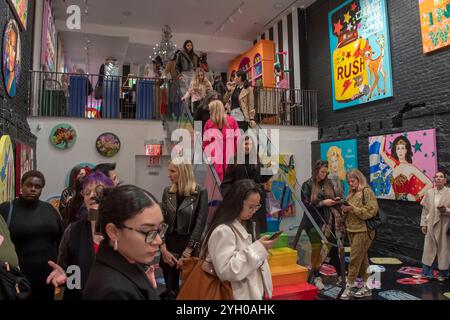 New York, Usa. November 2024. Die Gäste kommen zu einem Interview und einer Buchunterzeichnung von Christian Sirianos Buch The New Red Carpet und Ashley Longshore's Buch Giving the Bird in New York City. Quelle: SOPA Images Limited/Alamy Live News Stockfoto