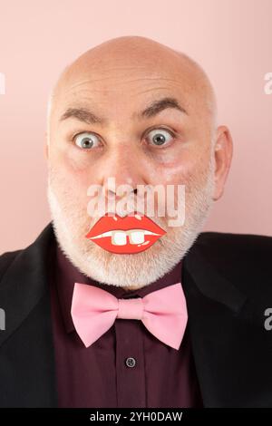 Lustige Geschichte und Humor. Comic-Idee. Senior-Mann mit lustigem Kaninchen-Hasen-Mund. Männer scherzen. Comic und Humor. Humor-Konzept. Stockfoto