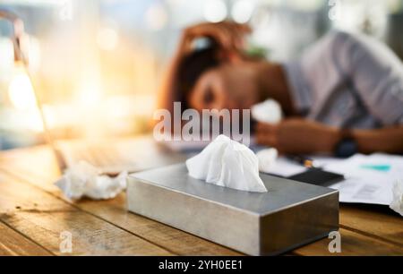 Person, schlafend und krank im Büro mit Taschentüchern, Müdigkeit und Burnout am Laptop. Allergien, Frau und Ruhe am Arbeitsplatz zur Erholung, erschöpft und Stockfoto