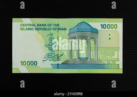 10.000 iranische Rial-Banknotenwährung mit Hafezieh-Schrein, Shiraz Stockfoto