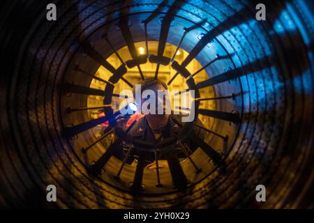 Pazifik. Oktober 2024. Julio Loera aus Sinton (Texas), der der Flugzeugunterstufe departmentÃs-Kraftwerk zugeordnet ist, inspiziert die internen Komponenten eines F-18E Super Hornet Nachbrenners im Jet Shop an Bord eines Flugzeugträgers der Nimitz-Klasse USS George Washington (CVN 73), während er am 28. Oktober 2024 im Pazifik unterwegs ist. George Washington ist der führende Flugzeugträger der siebten Flotte, ein langjähriges Symbol für das Engagement der USA, eine freie und offene indopazifische Region zu erhalten, während er mit Alliierten und Partnern zusammen arbeitet Stockfoto