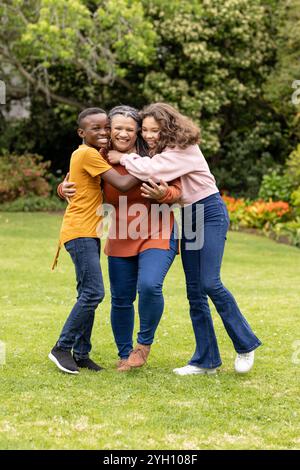 Familie, die sich im Garten umarmt, Zeit im Freien verbringt, glücklich ist Stockfoto