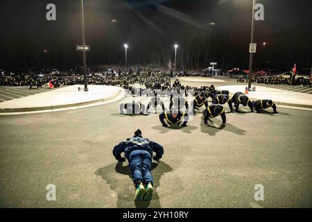 Anchorage, Alaska, USA. Oktober 2024. Generalmajor Torrence Saxe, Adjutant General und commissioner des Alaska Department of Military and Veterans Affairs, leitet eine Formation von Nationalgardisten der Alaska Army aus allen Einheiten der AKARNG in einem 30-köpfigen Push-up-Event, nach TAG Run 2024, auf der Joint Base Elmendorf-Richardson, 20. Oktober 2024. Der Lauf wurde fortgesetzt, um den Eprit de Corps der Organisation zu stärken und Sachsen die Chance zu geben, den Soldaten der Armeewache für ihre Bemühungen und ihren Einsatz zu danken. (Foto: © Seth LaCount/Alaska National Guard/ZUMA Press Wire) EDITORIA Stockfoto