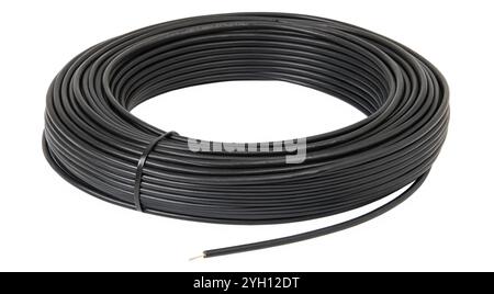 Elektrische schwarze Drahtrolle isoliert auf weißem Hintergrundausschnitt Stockfoto