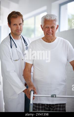 Arzt, Walker und Porträt des älteren Mannes für Unterstützung, medizinische Gesundheit oder Pflege zu Hause. Patienten, Gehhilfen oder Personen mit Behinderung für Stockfoto