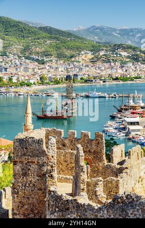 Blick auf den Yachthafen von der Festungsmauer der Burg Alanya Stockfoto