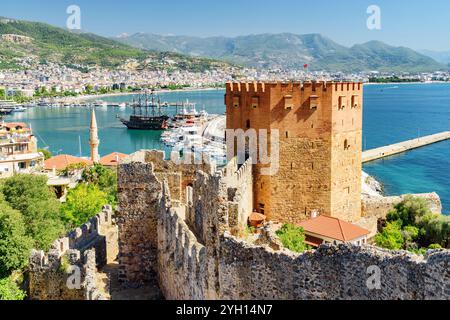 Blick auf den Roten Turm von den Festungsmauern der Burg Alanya Stockfoto