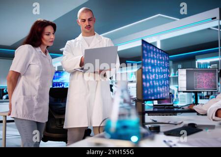 Medizinische Laborwissenschaftlerin Frau, Die Im Labor Mit Mikroskop Forscht Stockfoto