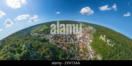 Der Naturpark Altmühltal rund um das Marktdorf Kipfenberg im Landkreis Eichstätt von oben Stockfoto