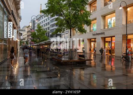 WIEN, ÖSTERREICH - 28. JULI 2021: Geschäfte und Geschäfte Mango, Peek und Cloppenburg in der Karntner Straße im Zentrum der Wiener Hauptstadt Stockfoto