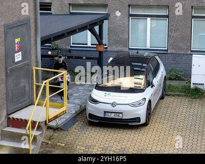 OSTRAVA, TSCHECHIEN - 17. OKTOBER 2024: Volkswagen ID.3 Elektroauto der Firma Heimstaden parkt auf der Straße Stockfoto