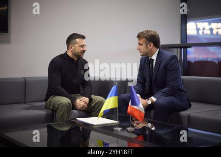 Praesident Wolodymyr Selenskyj auf dem 5.EU Gipfel in Budapest Praesident Wolodymyr Selenskyj auf dem 5.EU Gipfel in Budapest am 07.11.2024, v.li:Wolodymyr Selenskyj mit Emmanuel MACRON Staatspraesident Frankreich Arbeitsbesuch des Präsidenten der Ukraine in Ungarn zur Teilnahme am fünften Gipfel der Europäischen Politischen Gemeinschaft Foto:das Präsidialbüro der Ukraine über die SVEN SIMON Fotoagentur GmbH & Co. Pressefoto KG Prinzess-Luise-Str.. 41 45479 M u e l h e i m / R u h r Tel. 0208/9413250 Fax. 0208/9413260 GLS Bank BLZ 430 609 67 Kto. 4030 025 100 IBAN DE75 4306 0967 4030 0251 00 BIC GENODEM Stockfoto