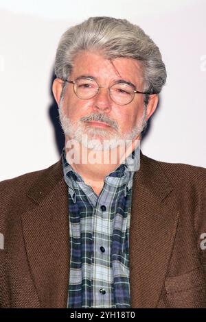 George Lucas beim Photocall zum Kinofilm Star Wars: Episode III – Revenge of the Sith/ Star Wars: Episode III – die Rache der Sith auf dem Festival de Cannes 2005 / 58. Internationale Filmfestspiele von Cannes am Palais des Festivals. Cannes, 15.05.2005 *** George Lucas beim Fotobesuch für den Film Star Wars Episode III Rache der Sith Star Wars Episode III Rache der Sith beim Festival de Cannes 2005 58 Cannes International Film Festival im Palais des Festivals Cannes, 15 05 2005 Foto:xD.xBedrosianx/xFuturexImagex Star Wars 5508 Stockfoto