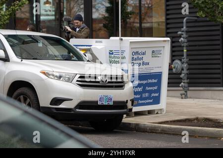 Die Wähler geben ihre Stimmzettel an einer Wahlbox vor der Multnomah County Wahlabteilung ab, einer Wählerregistrierungsstelle in Portland... Stockfoto