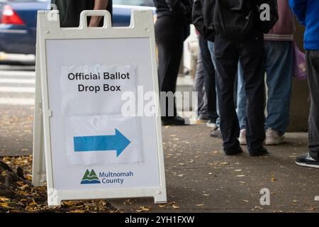 Die Wähler warten in der Warteschlange, um am Wahltag 2024 in die Multnomah County Elections Division einzutreten, eine Wählerregistrierungsstelle in Portland, Oregon. Stockfoto