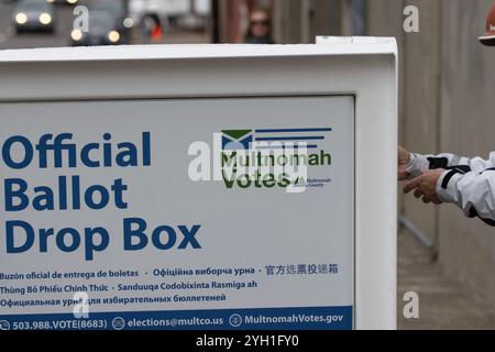 Ein Wähler geht zu einer Wahlurne und gibt seine Stimme am Wahltag 2024 außerhalb der Wahlabteilung des Multnomah County in Portland, Oregon ab. Stockfoto