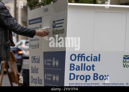 Ein Wähler geht zu einer Wahlurne und gibt seine Stimme am Wahltag außerhalb der Wahlabteilung des Multnomah County in Portland, Oregon, ab. Stockfoto