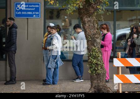 Junge Wähler werden am Wahltag außerhalb der Multnomah County Election Division, einer Wählerregistrierungsstelle in Portland, Oregon, gesehen. Stockfoto