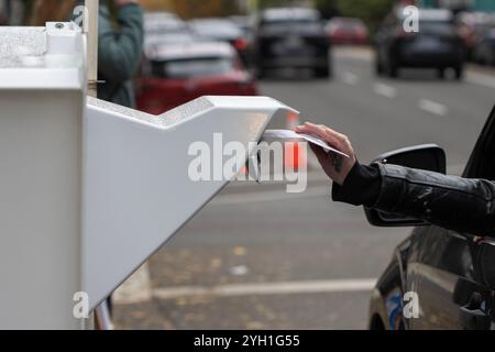 Die Wähler gaben ihre Stimmen bei einer Wahlabgabe vor der Multnomah County Elections Division ab, einer Wahlregistrierungsstelle in Portland, Oregon. Stockfoto