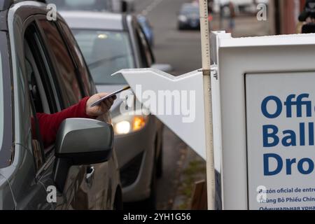 Die Wähler geben ihre Stimmzettel an einer Wahlbox vor der Multnomah County Wahlabteilung ab, einer Wählerregistrierungsstelle in Portland... Stockfoto