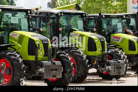 Landwirtschaftliche grüne Traktoren der Firma Claas in einer Linie auf der Landwirtschaftsausstellung: Novi Sad, Serbien - 05.21.2024 Stockfoto