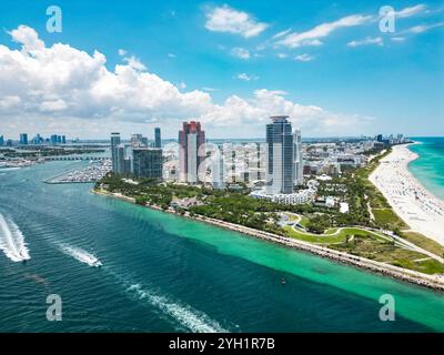 Sommer in Miami . Miami Beach Coast. Panoramablick auf Luxuswohnungen in Miami Beach Florida. Blick aus der Vogelperspektive auf Surfside Miami Beach. Stockfoto